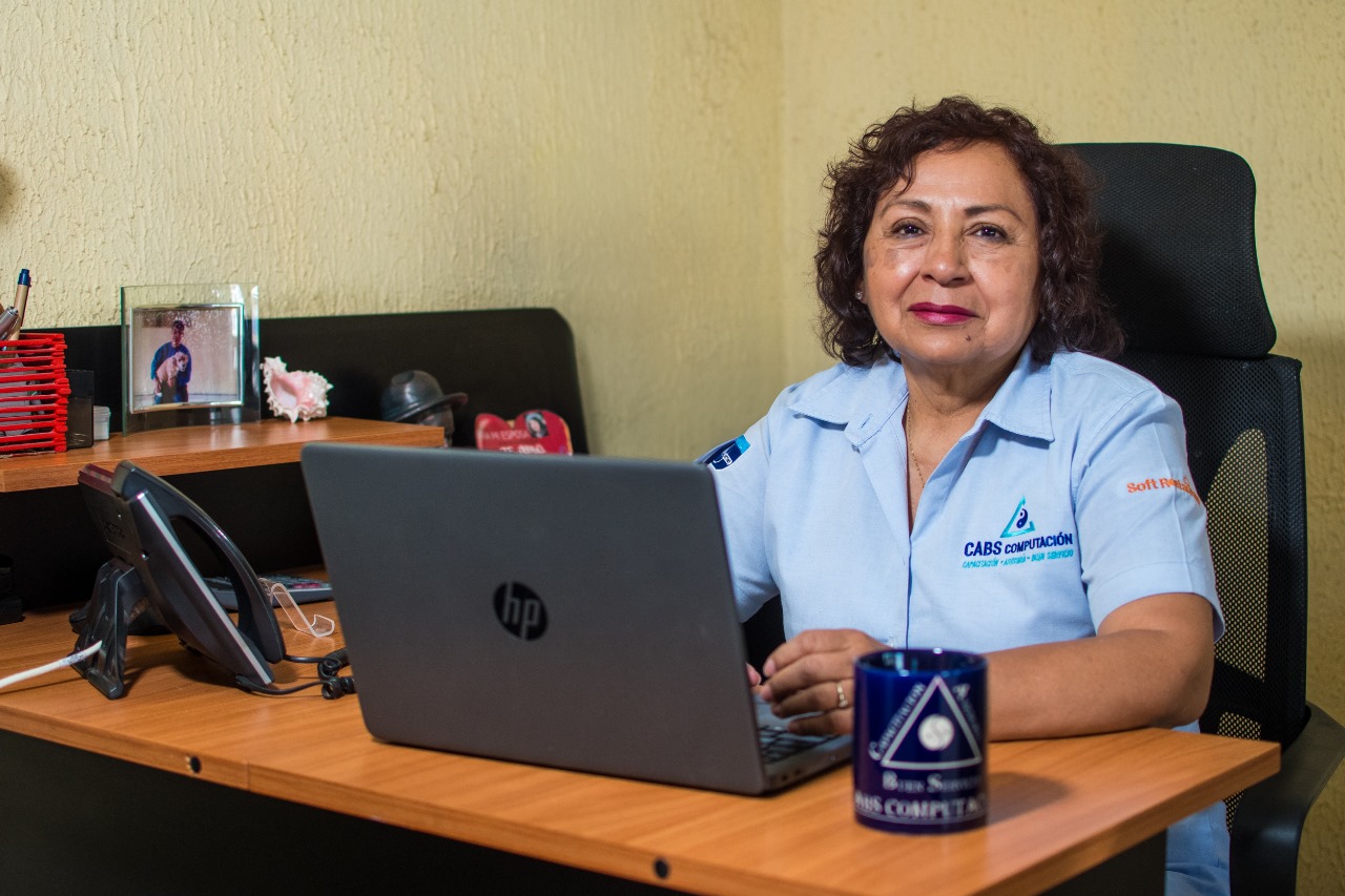 Equipo de CABS Computación trabajando